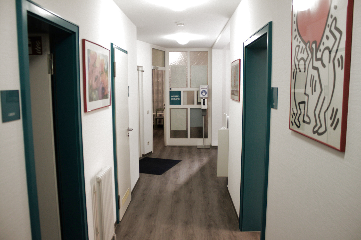 Foto des hellen und freundlichen Empfangsbereichs